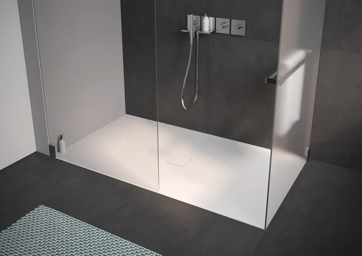Moderne Walk-in-Dusche mit Glasabtrennung